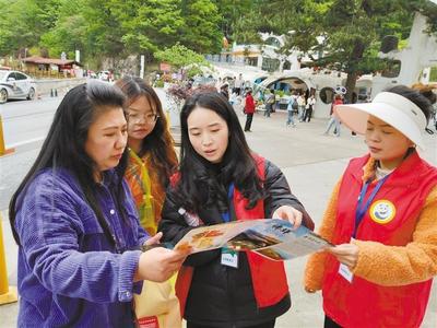 五一假期志愿者服務暖人心，佛坪熊貓谷景區秩序井然
